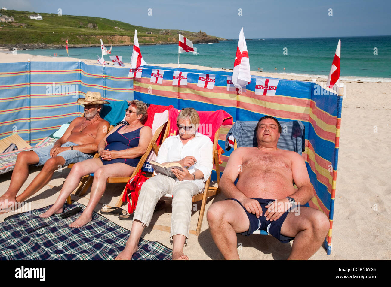 Coppa del Mondo di calcio Inghilterra sostenitori a prendere il sole sulla spiaggia a St Ives, Cornwall, Regno Unito. Foto Stock