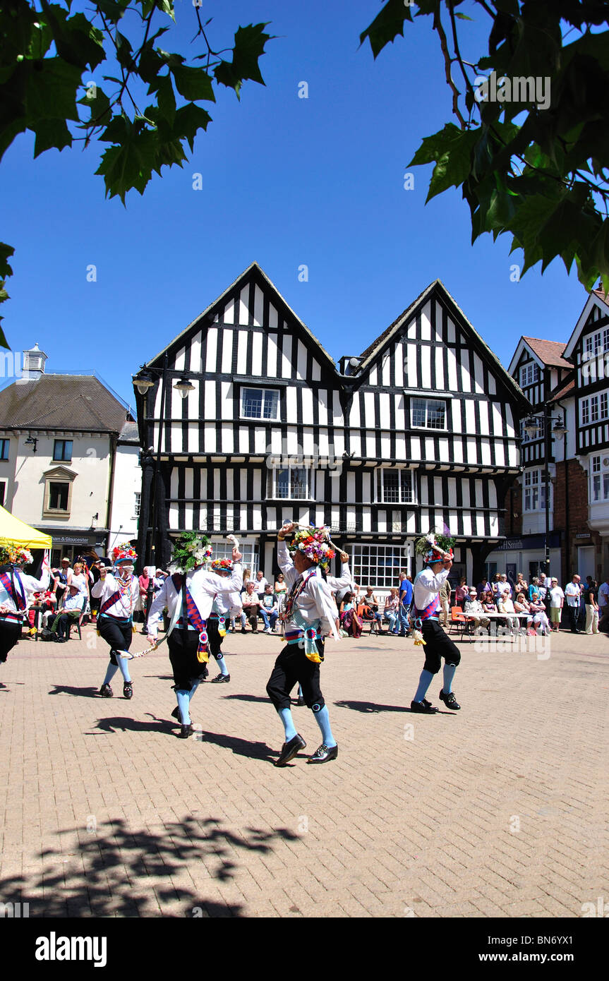 Cotswolds Morris dancing display, Piazza del Mercato, Evesham, Worcestershire, England, Regno Unito Foto Stock