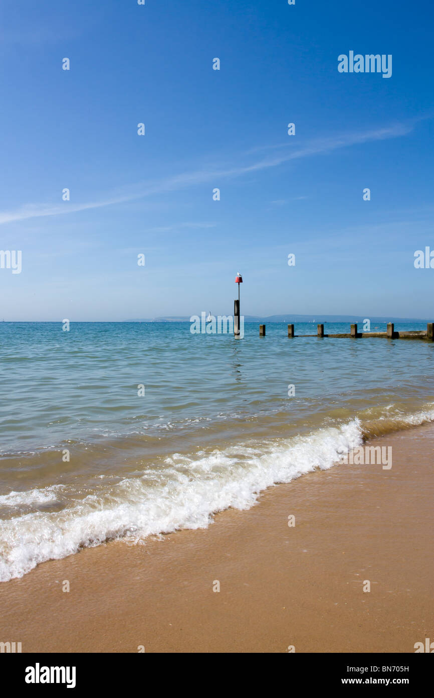 Barche a vela off Bournemouth Beach, Dorset in inglese costa sud in estate. Foto Stock