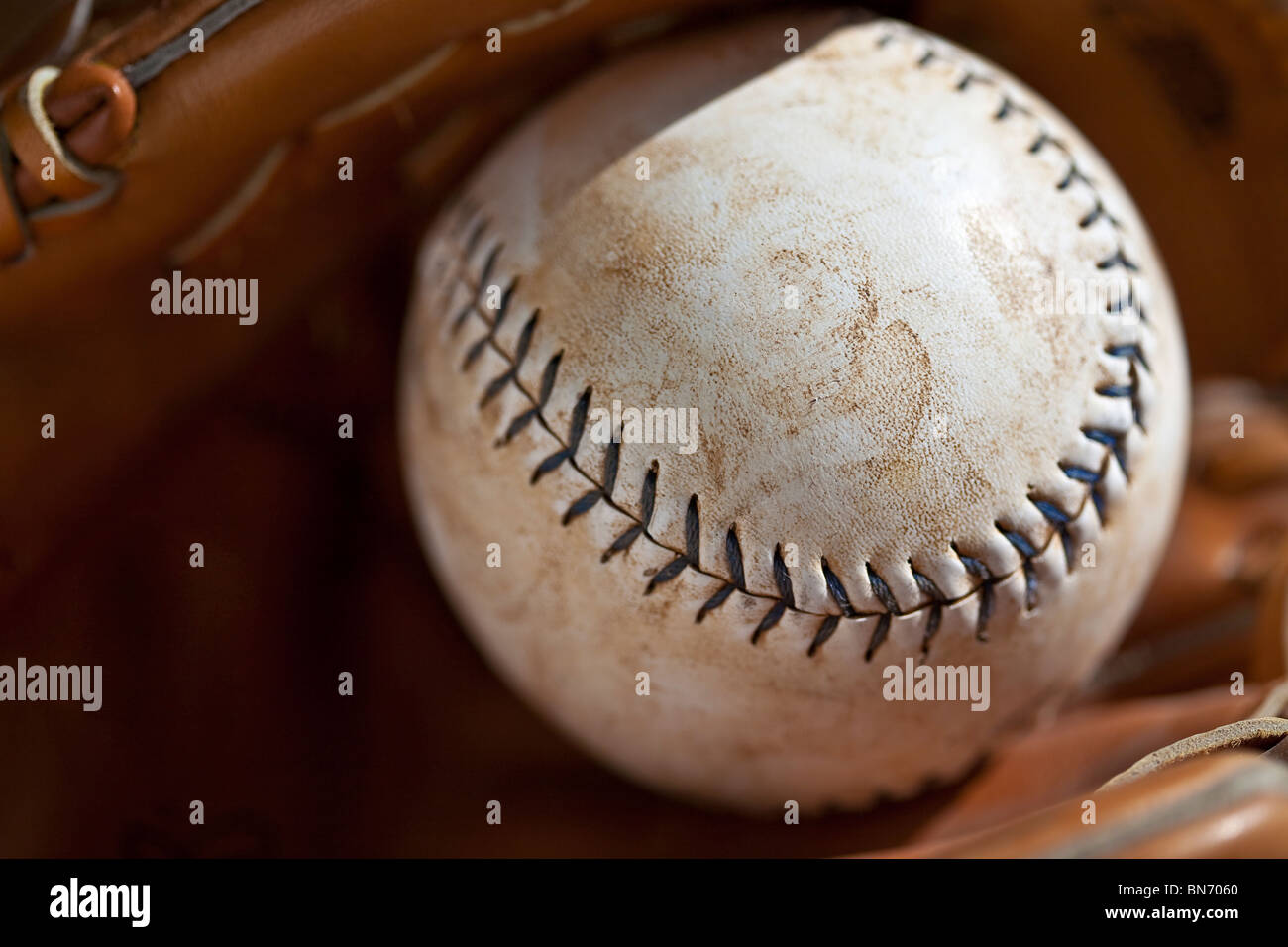 Sporco softball in guanto a sfera Foto Stock