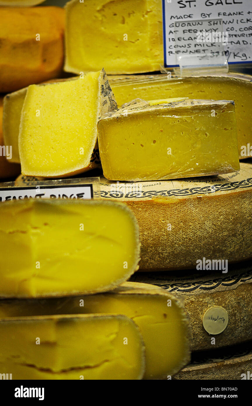 Una varietà di formaggi al Mercato di Borough di Londra Foto Stock