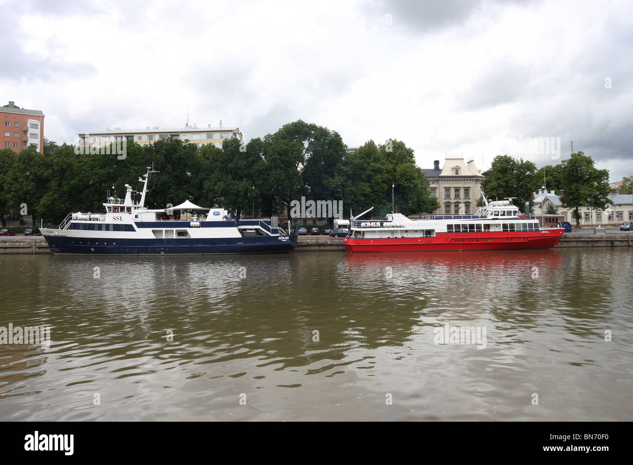 Barche sul fiume Aura Turku Finlandia Foto Stock