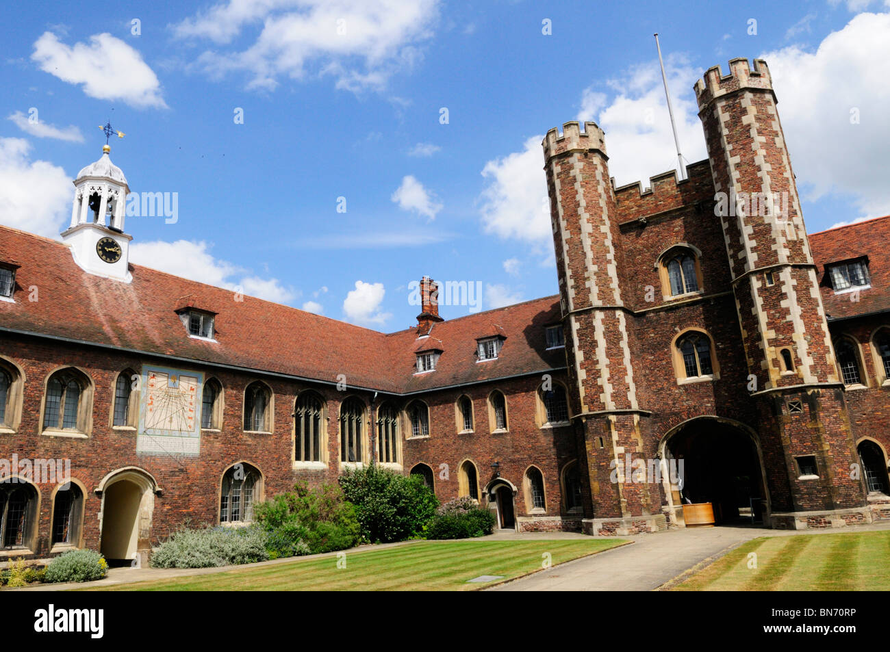 Antica Corte e Gatehouse al Queens College di Cambridge, Inghilterra, Regno Unito Foto Stock