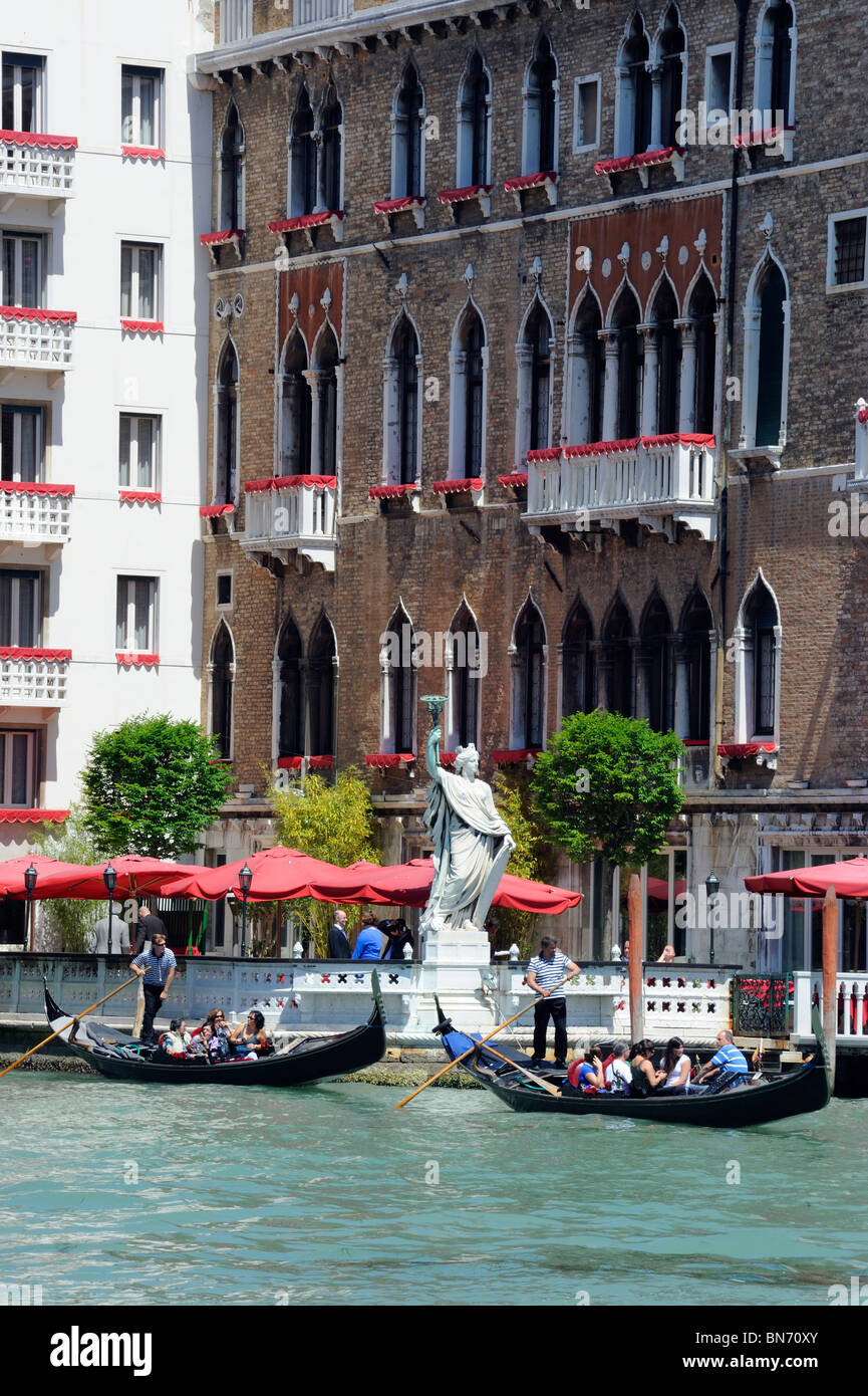 Le gondole del Canal Grande besiide Palazzo Cavalli Franchetti a Venezia, Italia Foto Stock