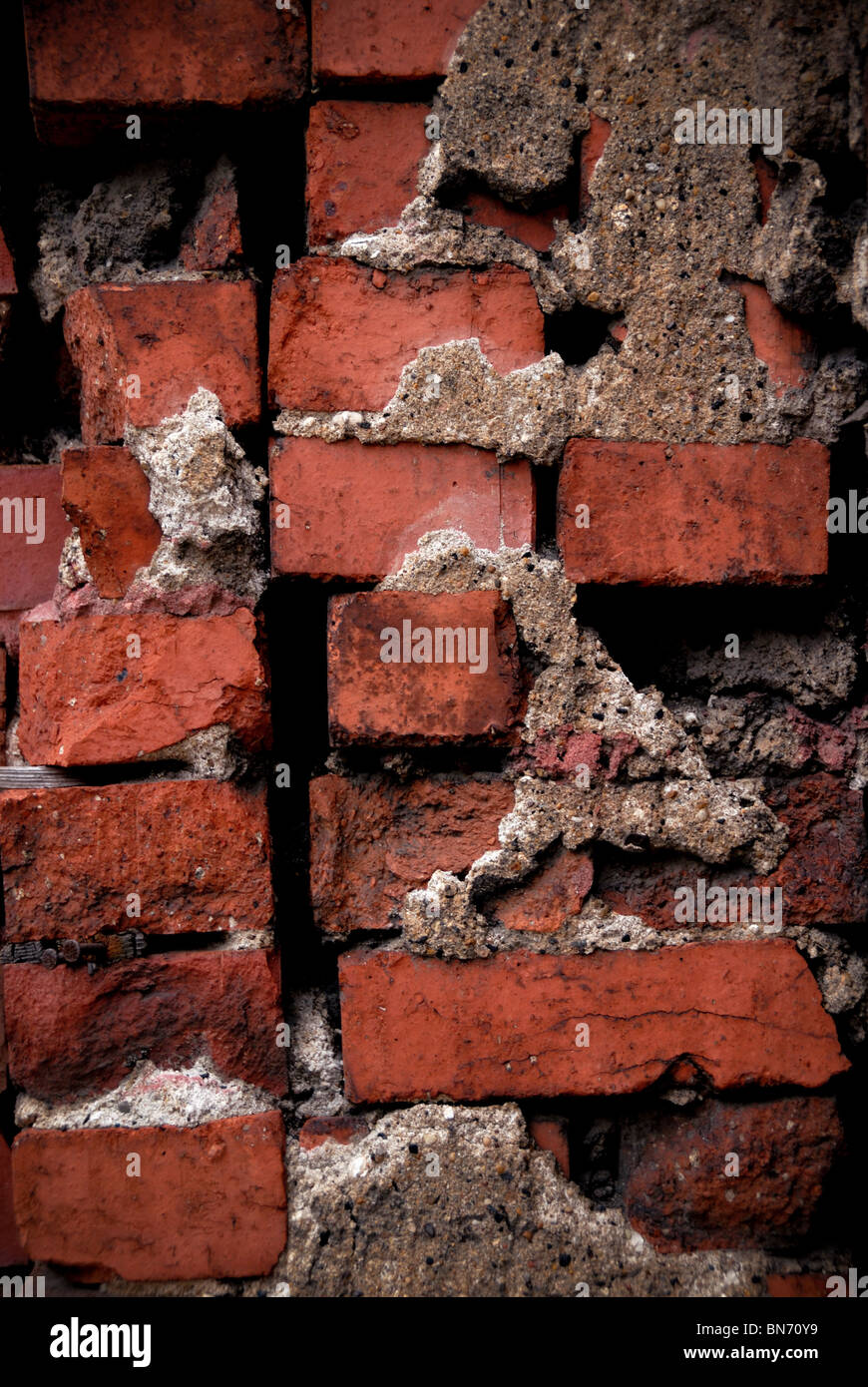 Un muro di mattoni e malta di sua crea un interessante pattern. Foto Stock