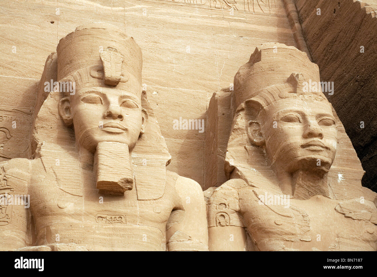 Antico Egitto; Tempio di Abu Simbel; primo piano delle teste di due delle statue di Ramses 2 al Grande Tempio, Abu Simbel, Alto Egitto Africa Foto Stock