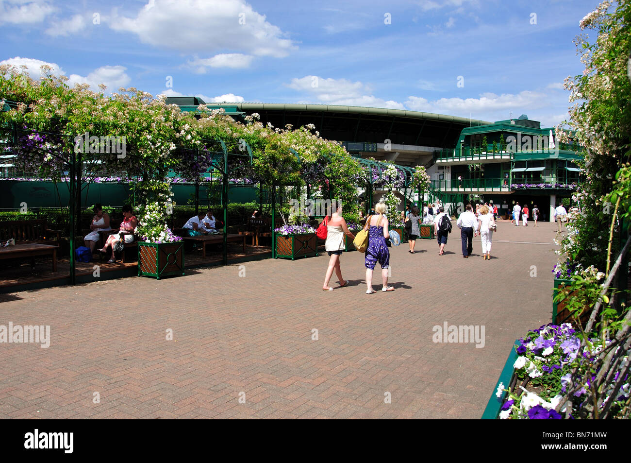 Area di riposo al di fuori del Tribunale, ai campionati di Wimbledon, Merton Borough, Greater London, England, Regno Unito Foto Stock