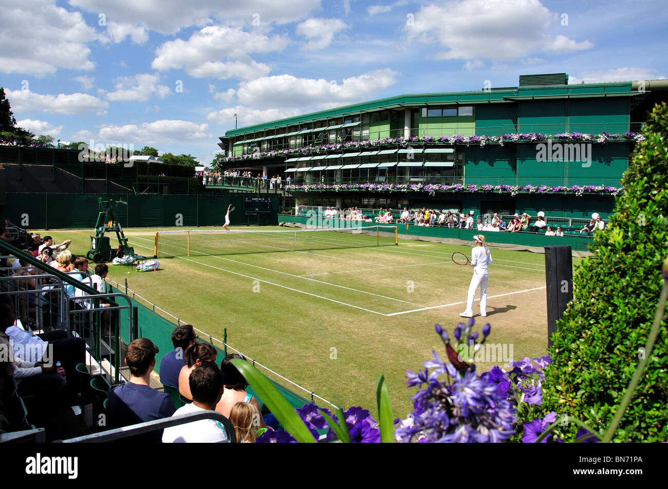 I giocatori in fase di riscaldamento sulla corte 14, ai campionati di Wimbledon, Merton Borough, Greater London, England, Regno Unito Foto Stock