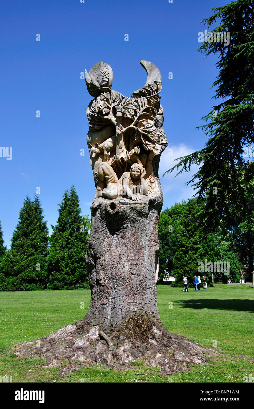 "Sfogliando la storia" tree scultura, Abbey Gardens, Pershore, Worcestershire, England, Regno Unito Foto Stock