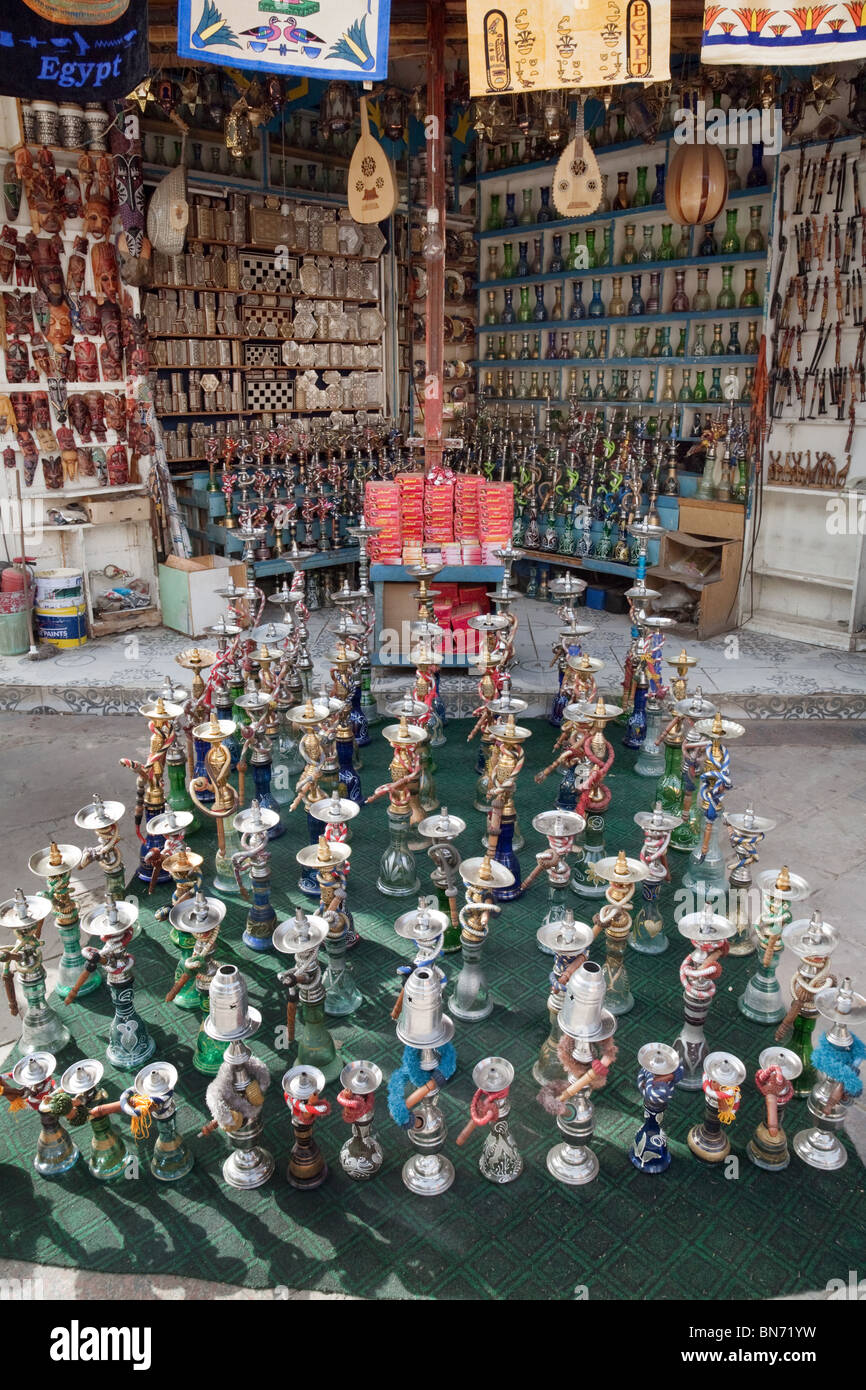 Egitto shisha; shisha pipe per la vendita nel mercato di Aswan, Aswan, Africa dell'Alto Egitto Foto Stock