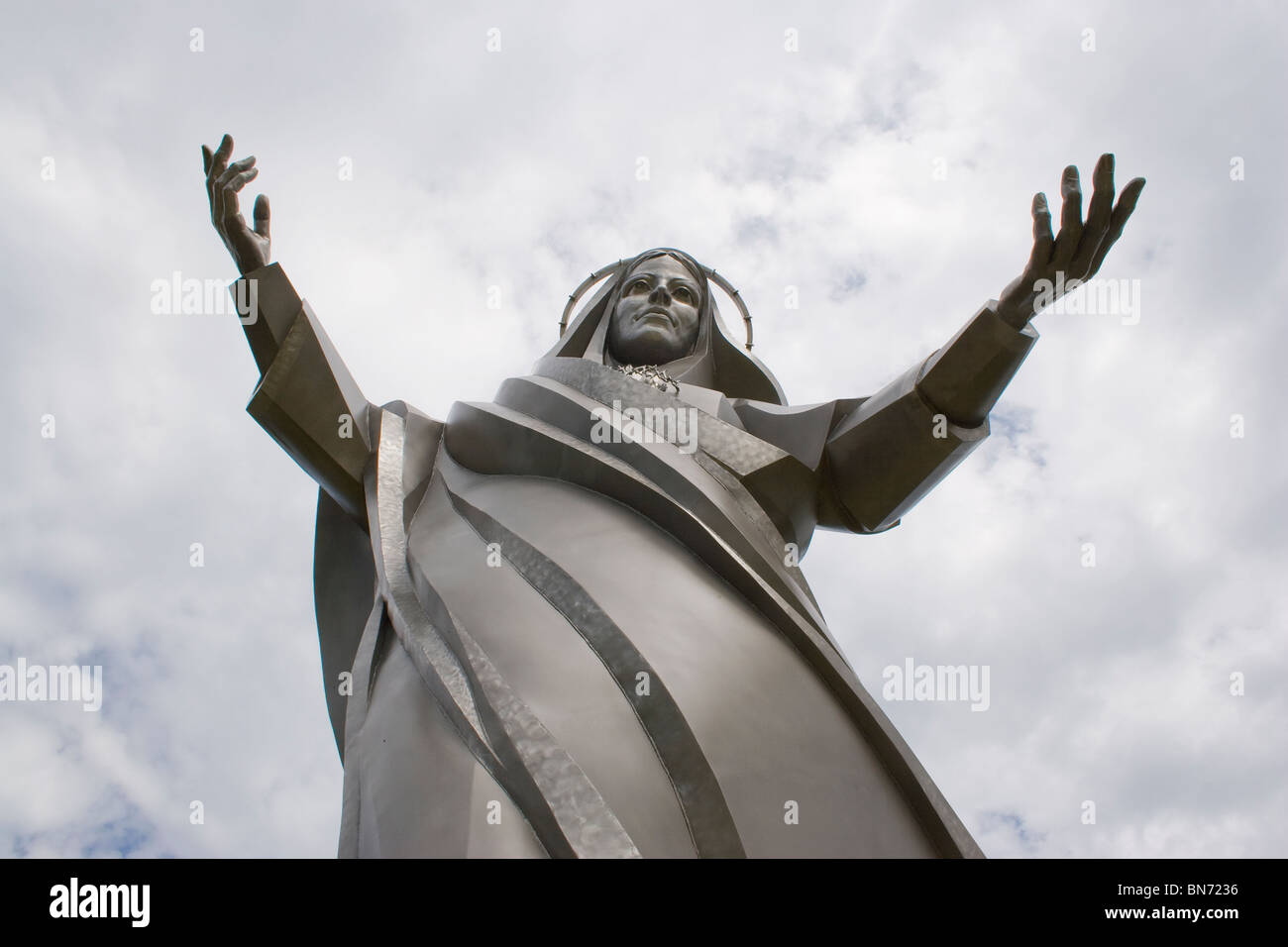 Statua in acciaio inossidabile della Vergine Maria a Sioux City, Iowa, un moderno punto di riferimento religioso che unisce arte e devozione spirituale. Foto Stock