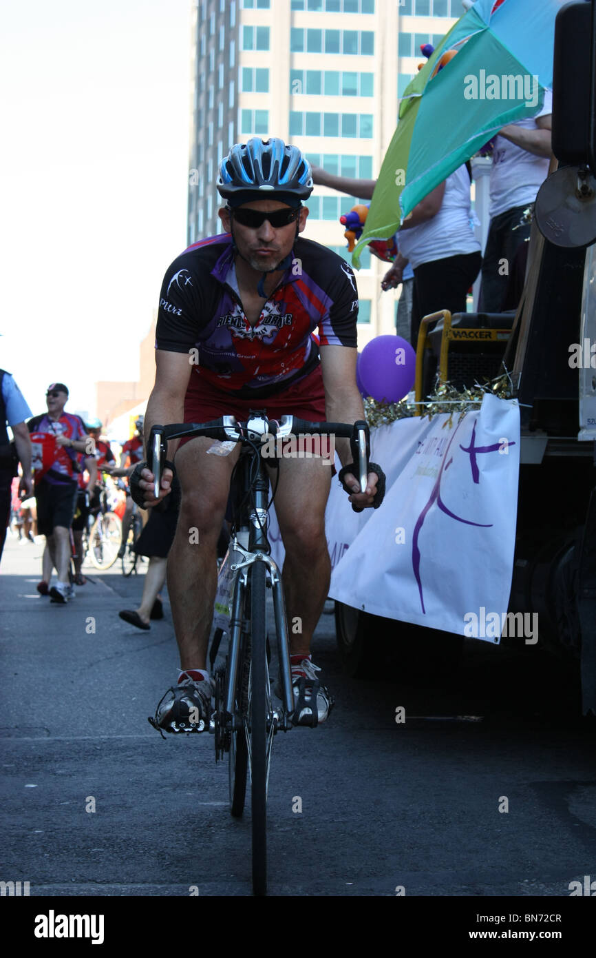 Uomo con occhiali da sole e casco ciclismo su strada a Toronto Foto Stock