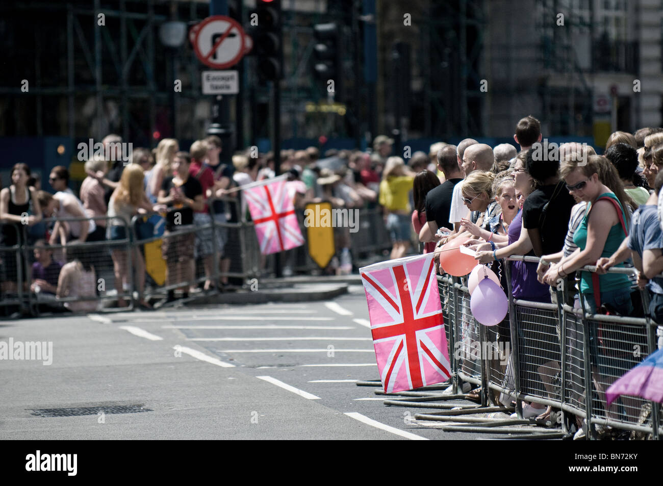 Rosa bandiere Unione detenute dalla folla al Pride London celebrazioni. Foto Stock