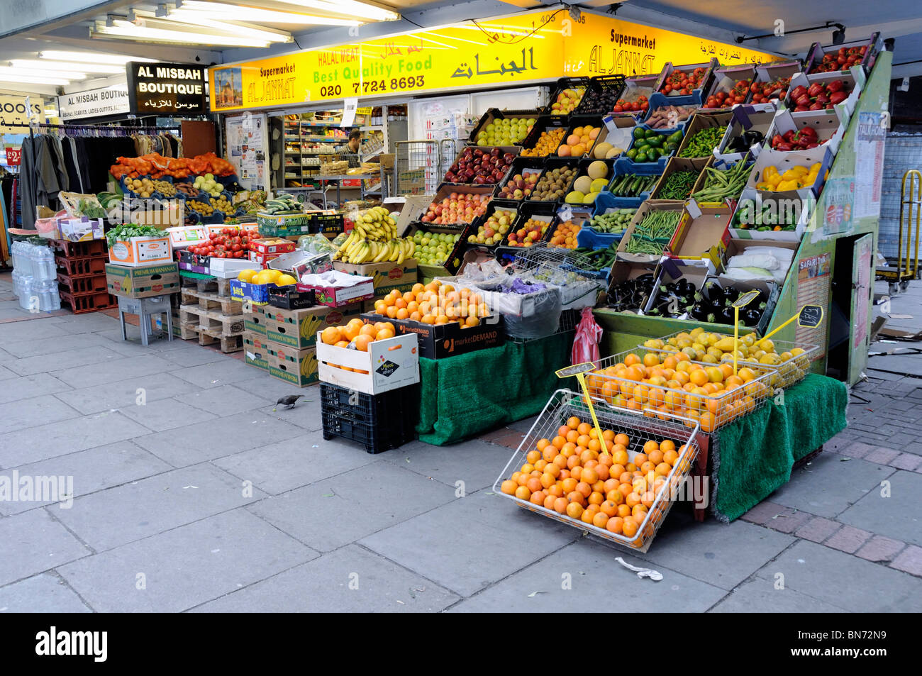 Fruttivendolo con frutta e verdura visualizzati in Street e Edgware Road, quartiere londinese di Westminster, Inghilterra, Regno Unito Foto Stock