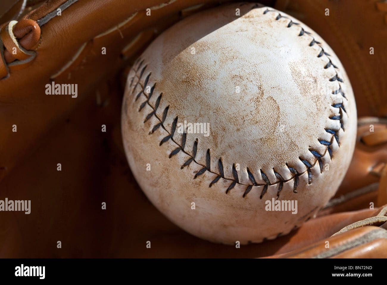 Sporco softball in guanto a sfera Foto Stock