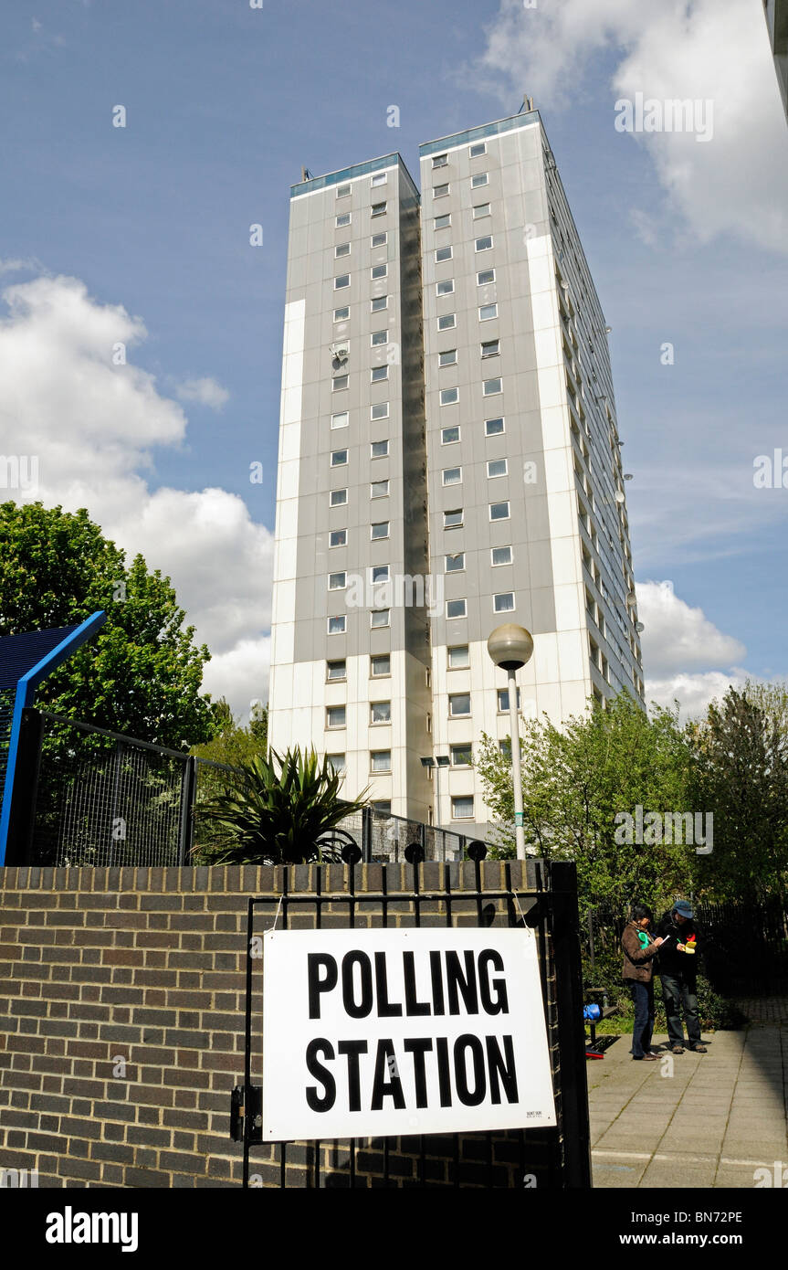 Stazione di polling con blocco a torre dietro e il verde e il Partito Laburista scrutatori, Highbury West Ward, Islington Londra Inghilterra REGNO UNITO Foto Stock