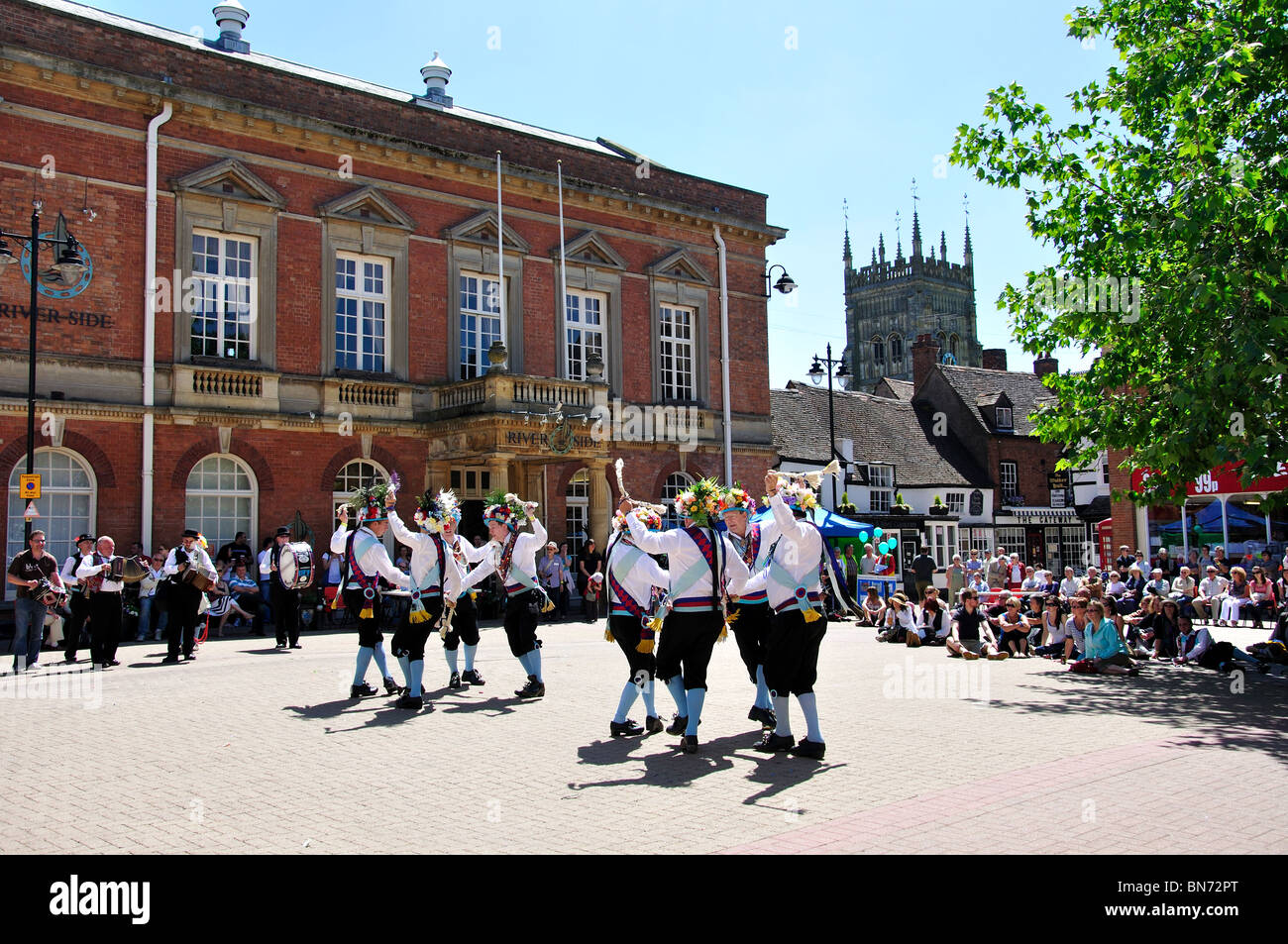 Cotswolds Morris dancing display, Piazza del Mercato, Evesham, Worcestershire, England, Regno Unito Foto Stock