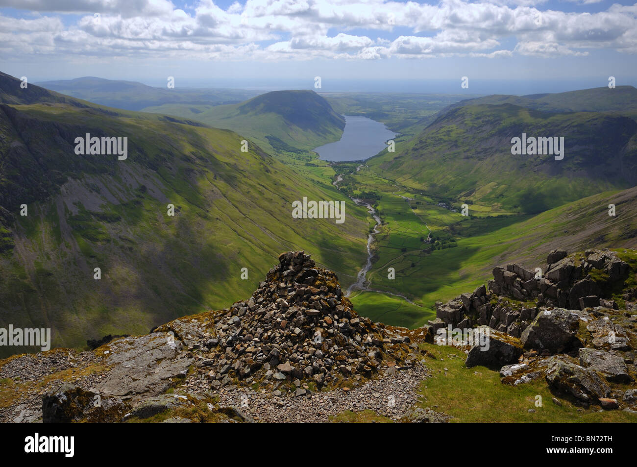 Westmorland Cairn sulla grande timpano alta sopra la testa Wasdale & Wastwater nel distretto del Lago Foto Stock
