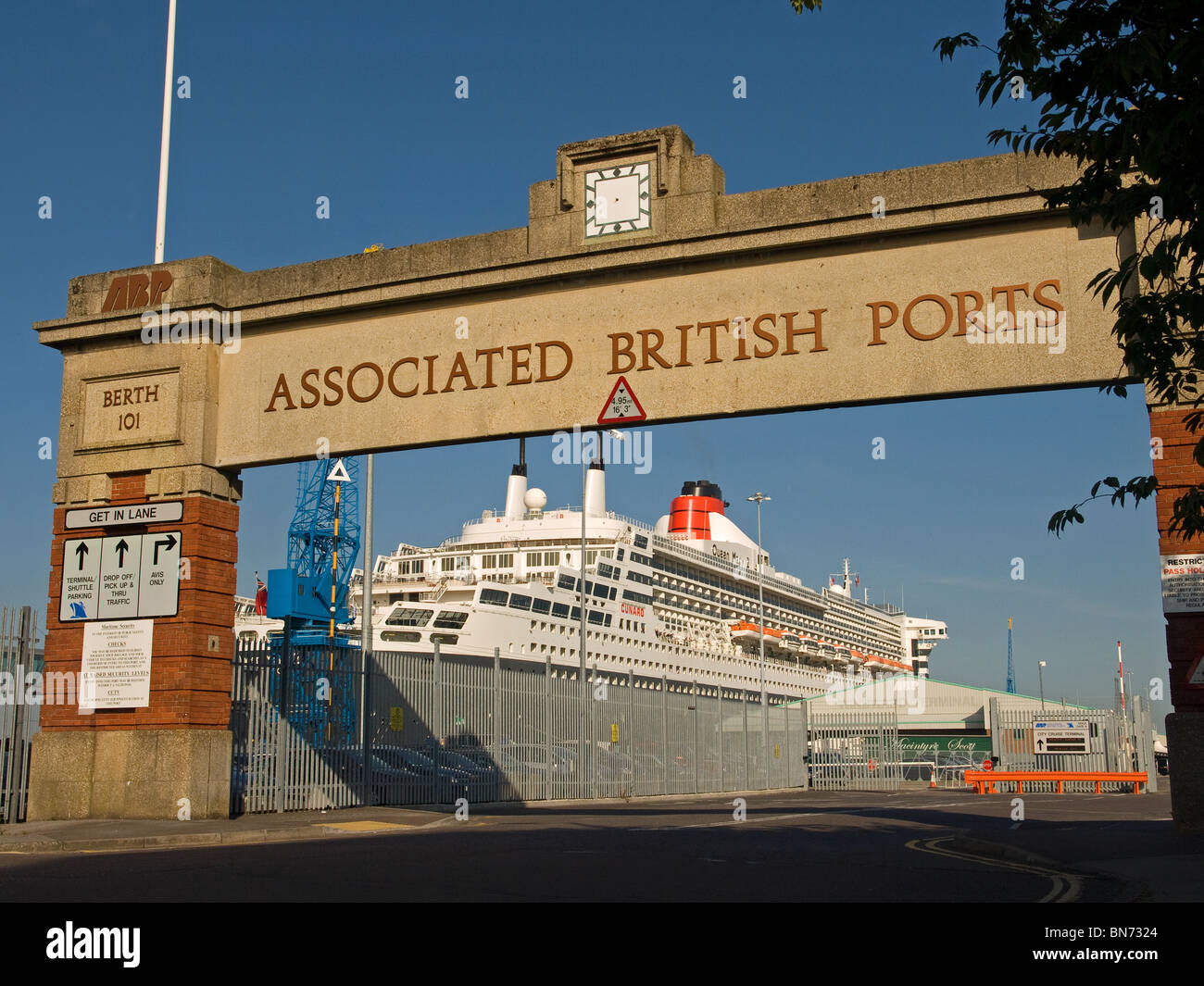 Ormeggio 101 ingresso associato porti inglesi di Southampton Regno Unito Inghilterra con Cunard's ocean liner Queen Mary 2 ormeggiato a 101 Foto Stock