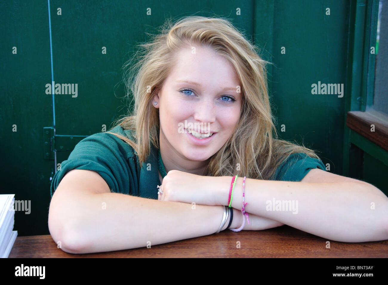 Giovane donna in stallo del programma, campionati di Wimbledon, Wimbledon, Merton Borough, Greater London, England, Regno Unito Foto Stock