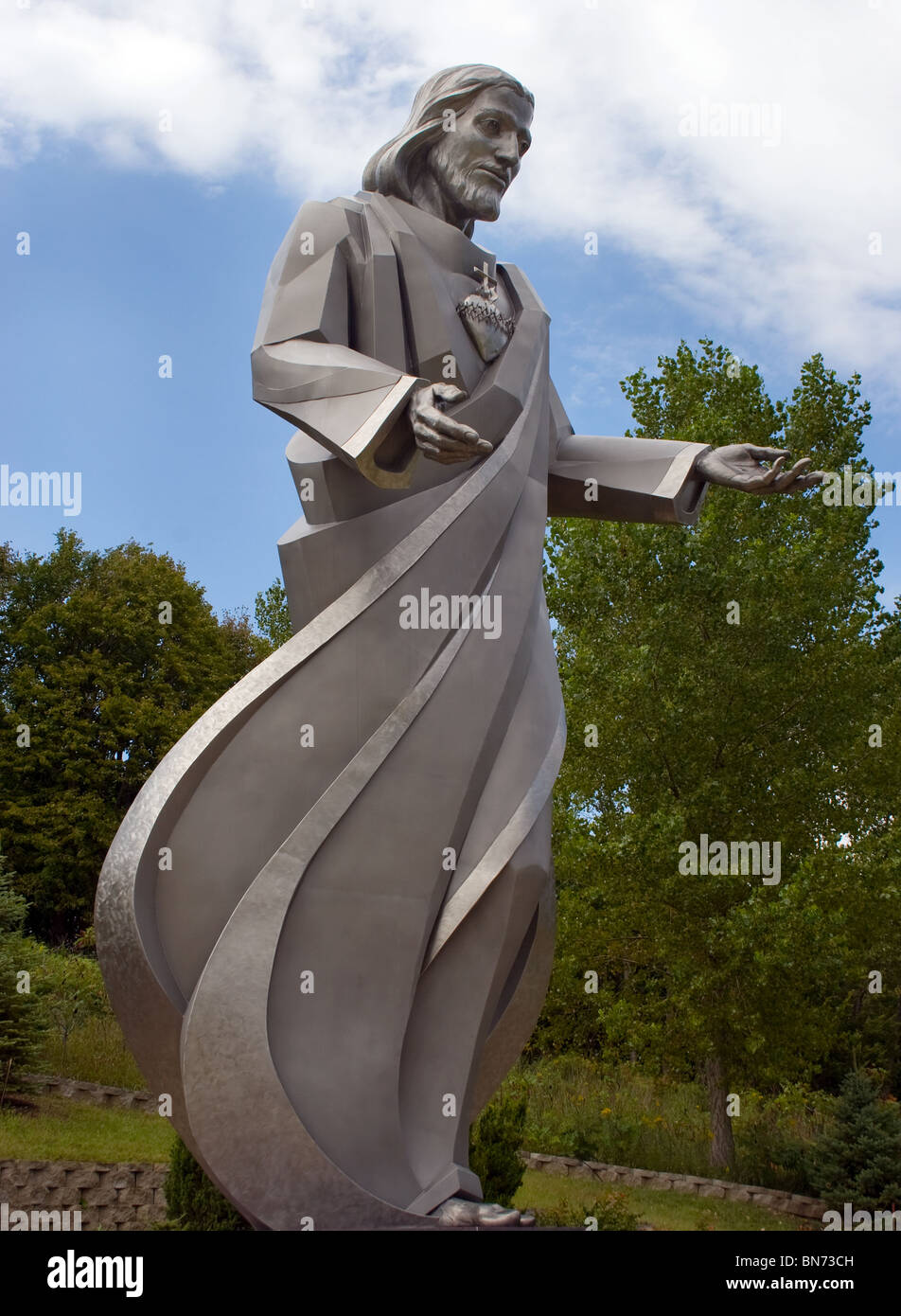 Statua di Gesù in acciaio inossidabile a Sioux City, Iowa, un monumento religioso impressionante che unisce scultura moderna e devozione spirituale. Foto Stock
