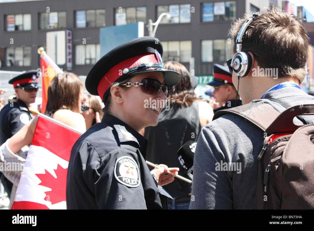 Toronto femmina funzionario di polizia durante il Pride Parade che celebrano la diversità Foto Stock