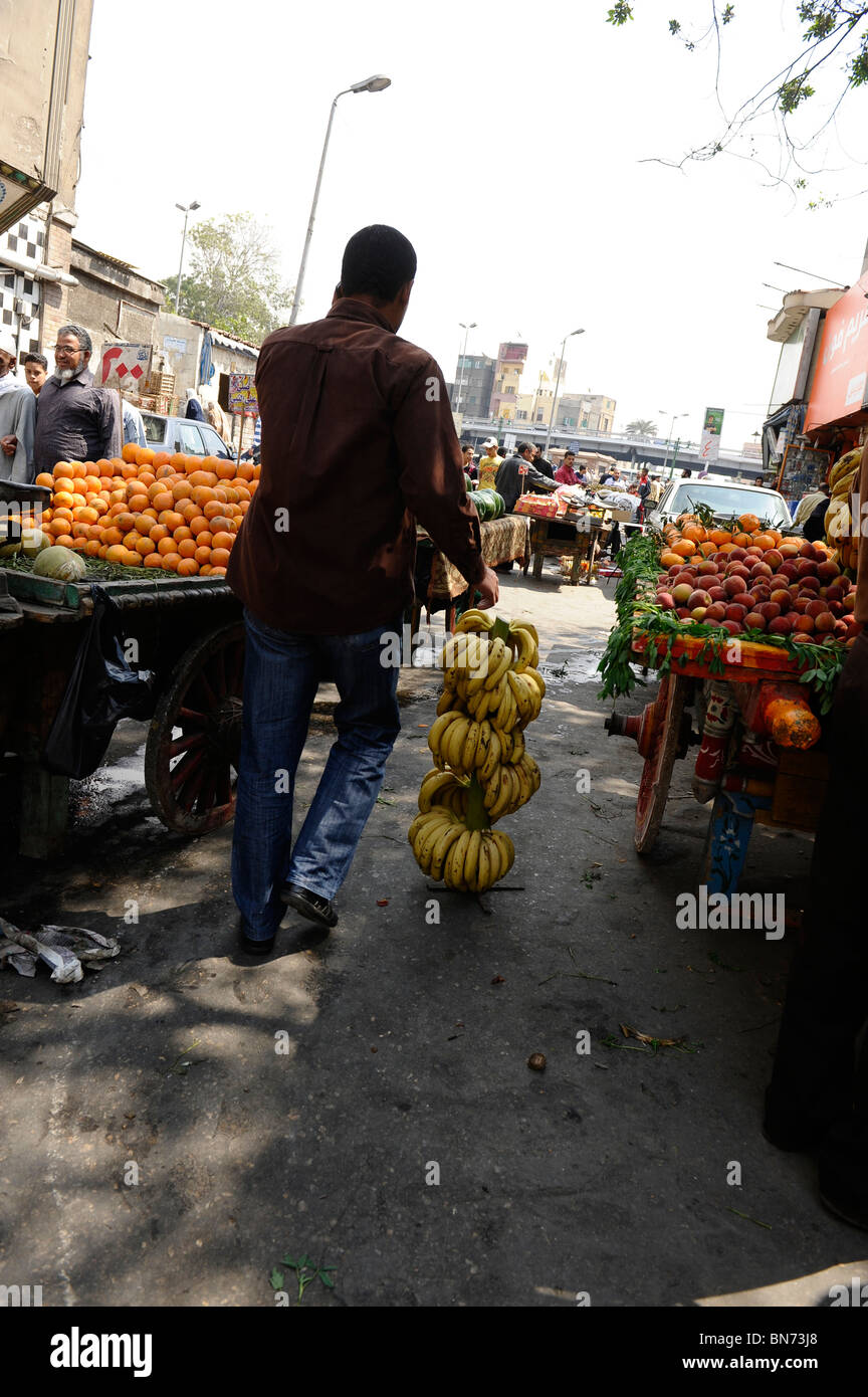 Banana venditore , souk di Goma (mercato del venerdì), cimiteri meridionale, Khalifa district ,il Cairo, Egitto Foto Stock