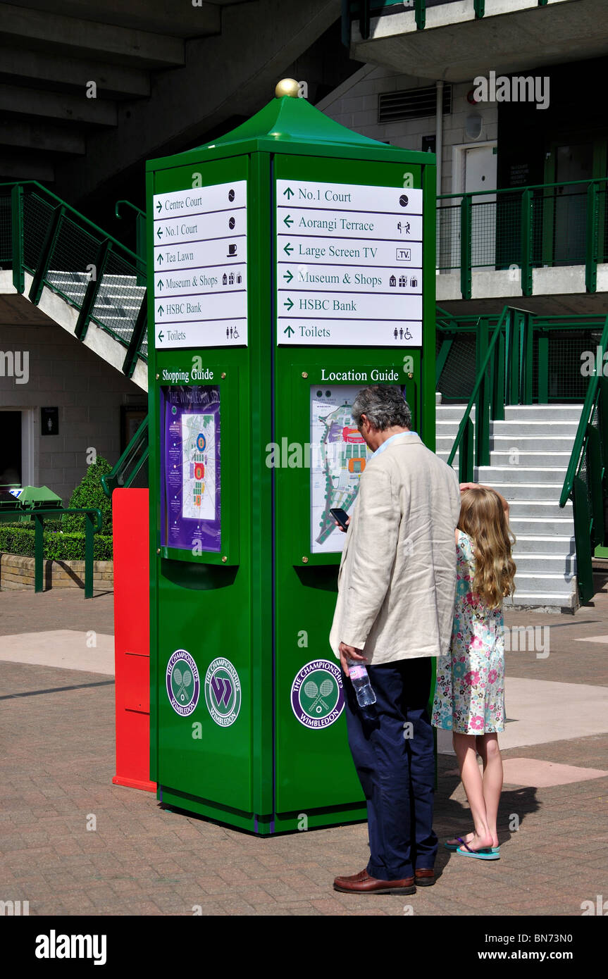 Chiosco informazioni al di fuori del Tribunale, ai campionati di Wimbledon, Merton Borough, Greater London, England, Regno Unito Foto Stock