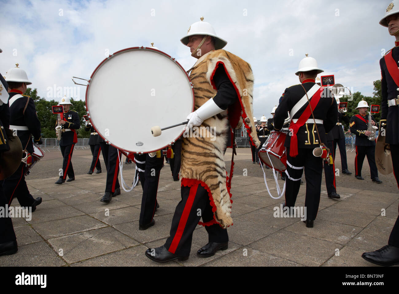 Bass batterista indossando la pelle della tigre della banda di HM Royal Marines Scozia a forze armate giorno 2010 in Bangor County Down Foto Stock