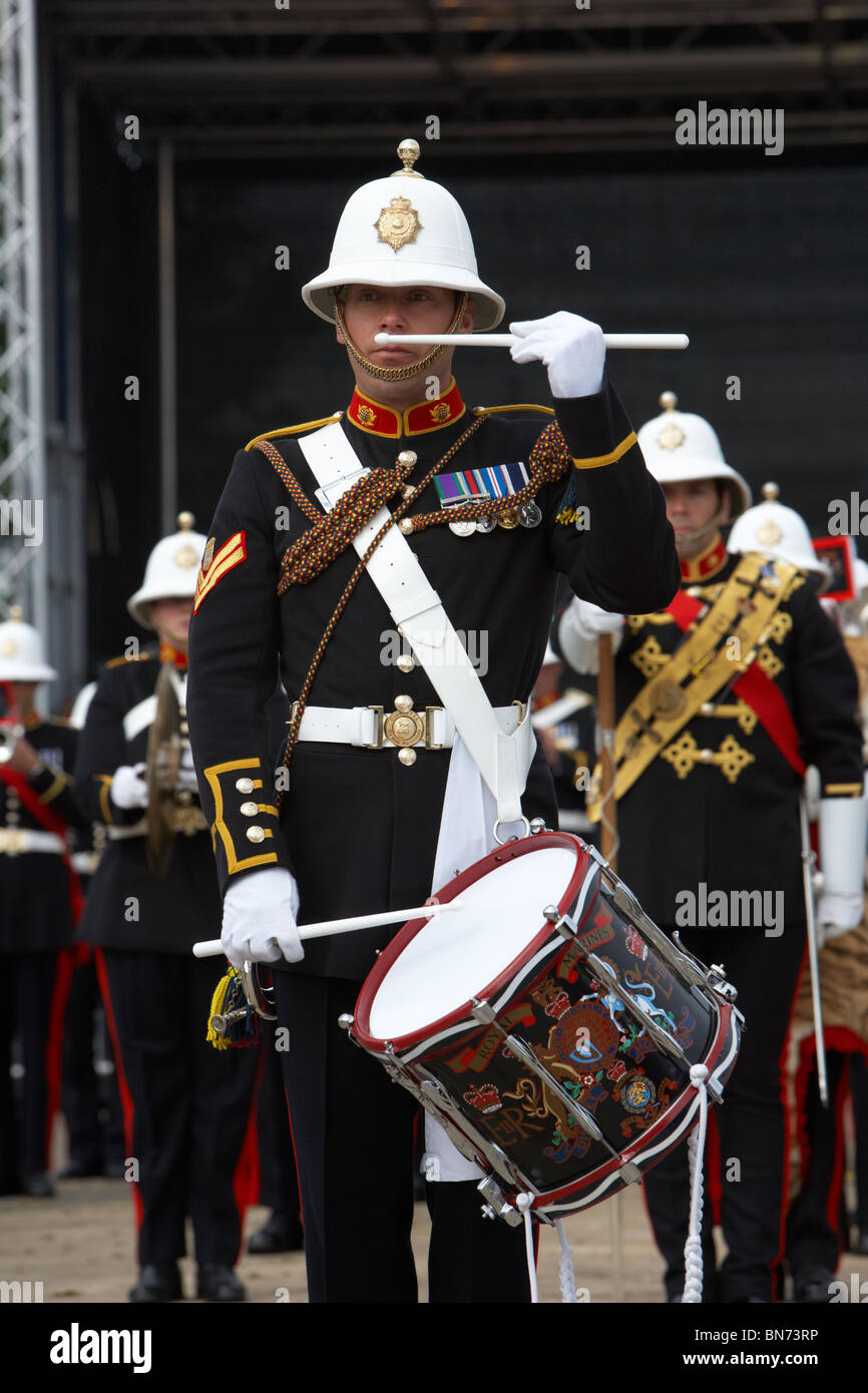 Bugler e il batterista della band di HM Royal Marines Scozia a forze armate giorno 2010 in Bangor County Down Irlanda del Nord Foto Stock