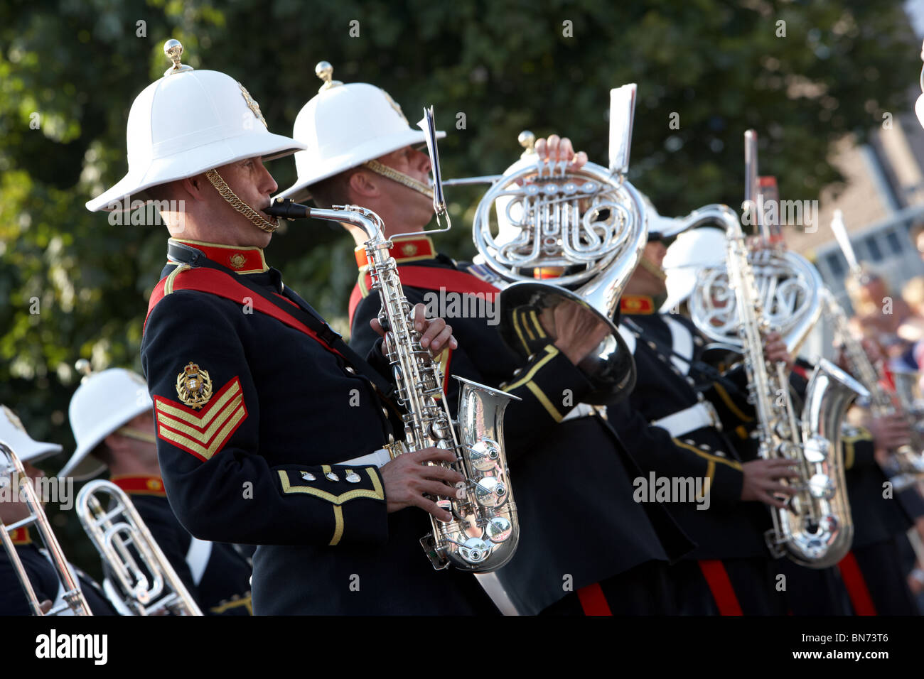 Colore sergente sassofono player della banda di HM Royal Marines Scozia eseguire beat ritiro a forze armate giorno 2010 Foto Stock