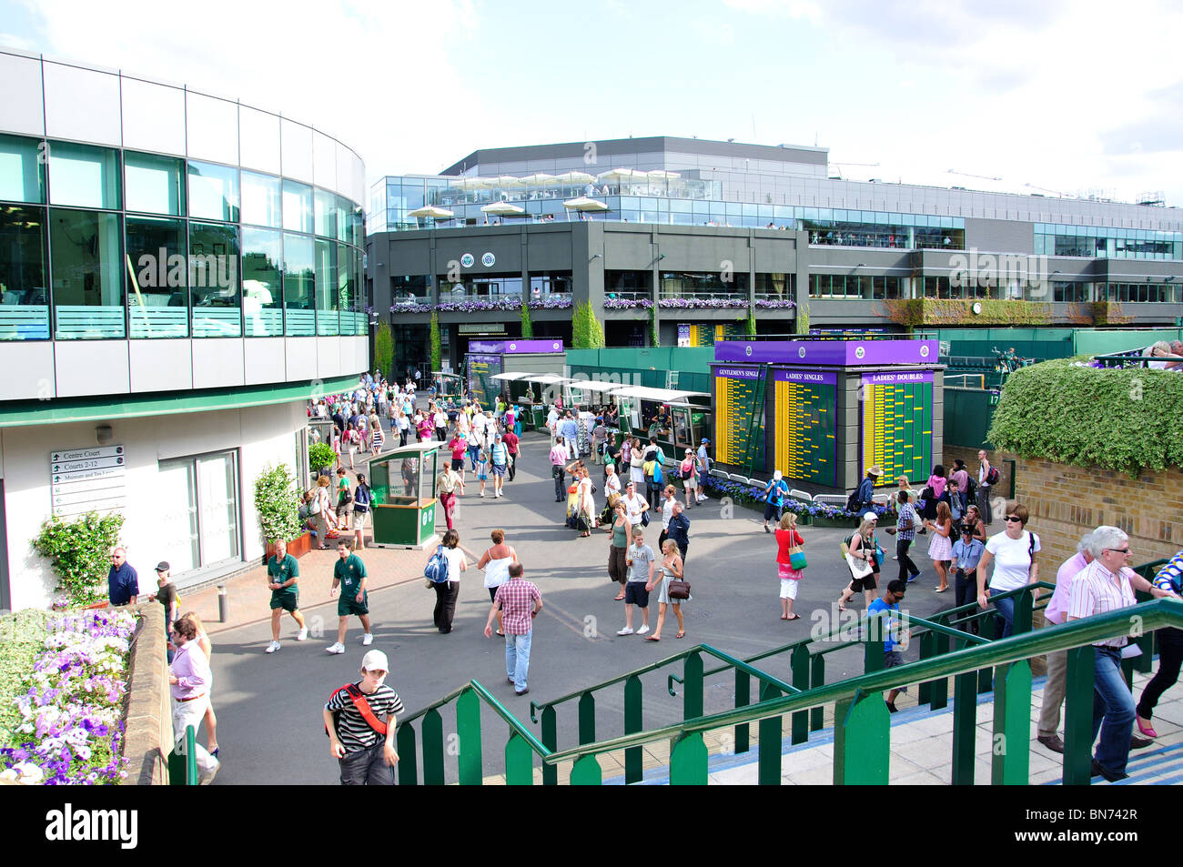 Vista in direzione di Centre Court, ai campionati di Wimbledon, Merton Borough, Greater London, England, Regno Unito Foto Stock