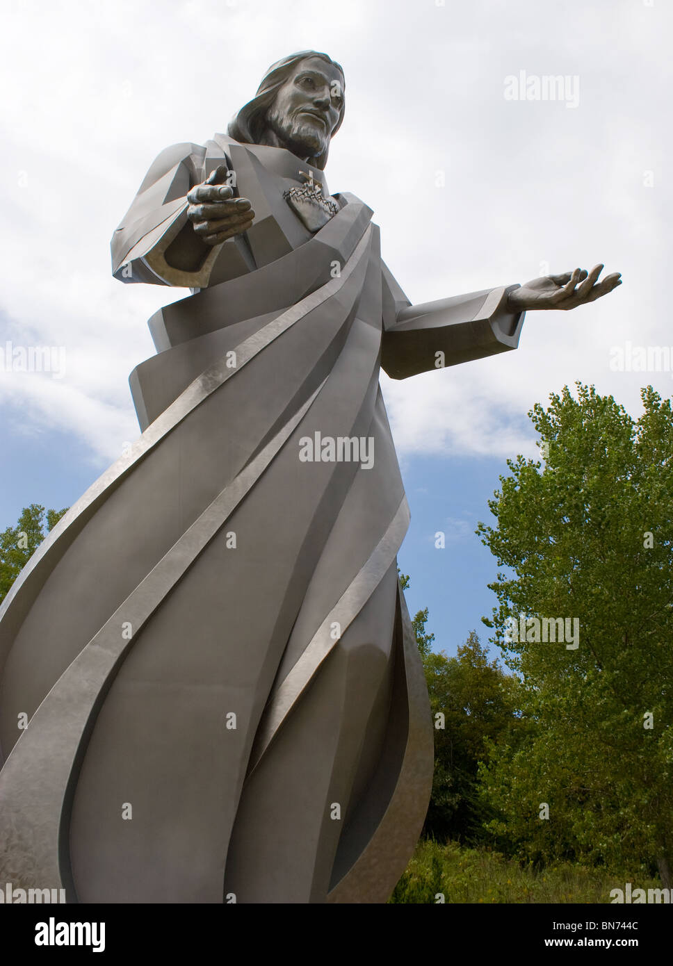 Statua di Gesù in acciaio inossidabile a Sioux City, Iowa, un monumento religioso impressionante che unisce scultura moderna e devozione spirituale. Foto Stock