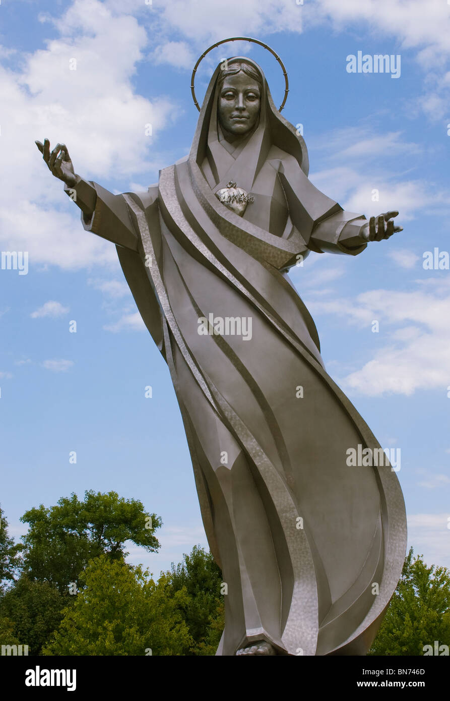Statua in acciaio inossidabile della Vergine Maria a Sioux City, Iowa, un moderno punto di riferimento religioso che unisce arte e devozione spirituale. Foto Stock