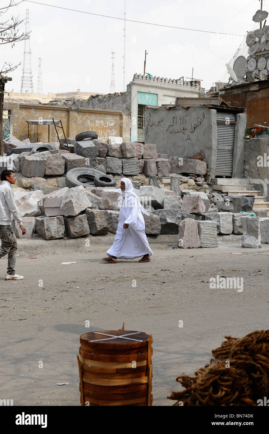 Vecchie pietre tombali che viene ri-sagomato e in vendita , souk di Goma (mercato del venerdì), cimiteri meridionale, Khalifa district ,il Cairo, Egitto Foto Stock