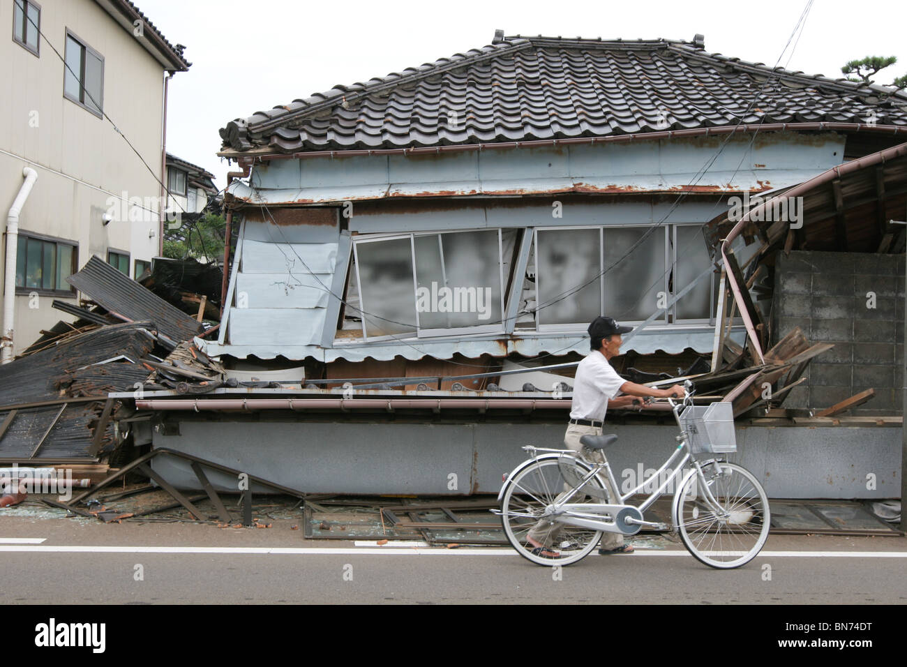 Il chiarimento di terremoto danni alle case ed edifici nella città di Kashiwazaki, Giappone, giovedì, 19 luglio 2007. Foto Stock