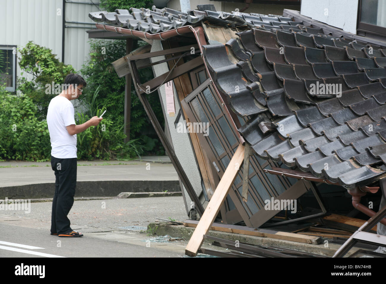 Il chiarimento di terremoto danni alle case ed edifici nella città di Kashiwazaki, Giappone, giovedì, 19 luglio 2007. Foto Stock