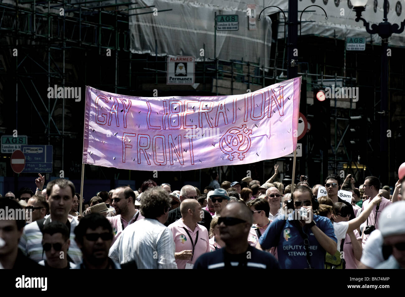 Un Gay Liberation Front banner al Pride London celebrazioni. Foto di Gordon Scammell Foto Stock