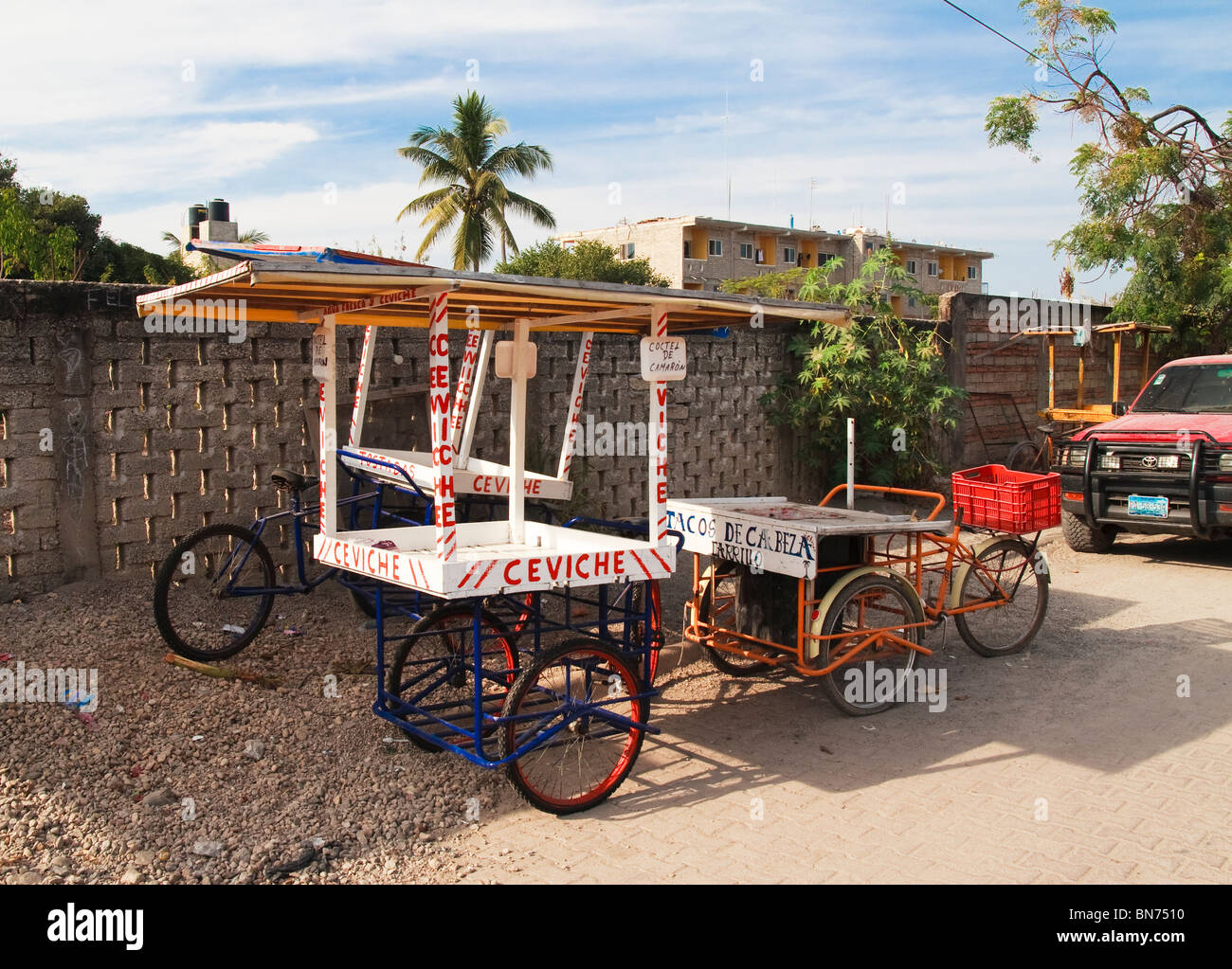 Il triciclo carri utilizzati da cucina di strada fornitori parcheggiato su una piccola strada di Los Ayala, vicino Guayabitos, stato di Nayarit. Foto Stock