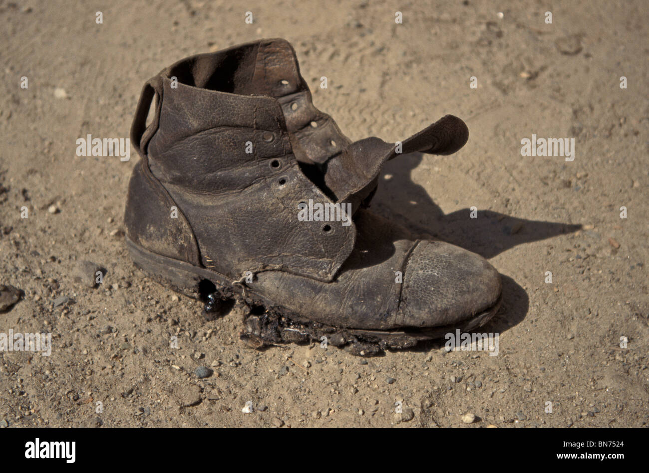 Vecchio Boot - usurato il boot in essiccato fino il letto del fiume. Foto Stock