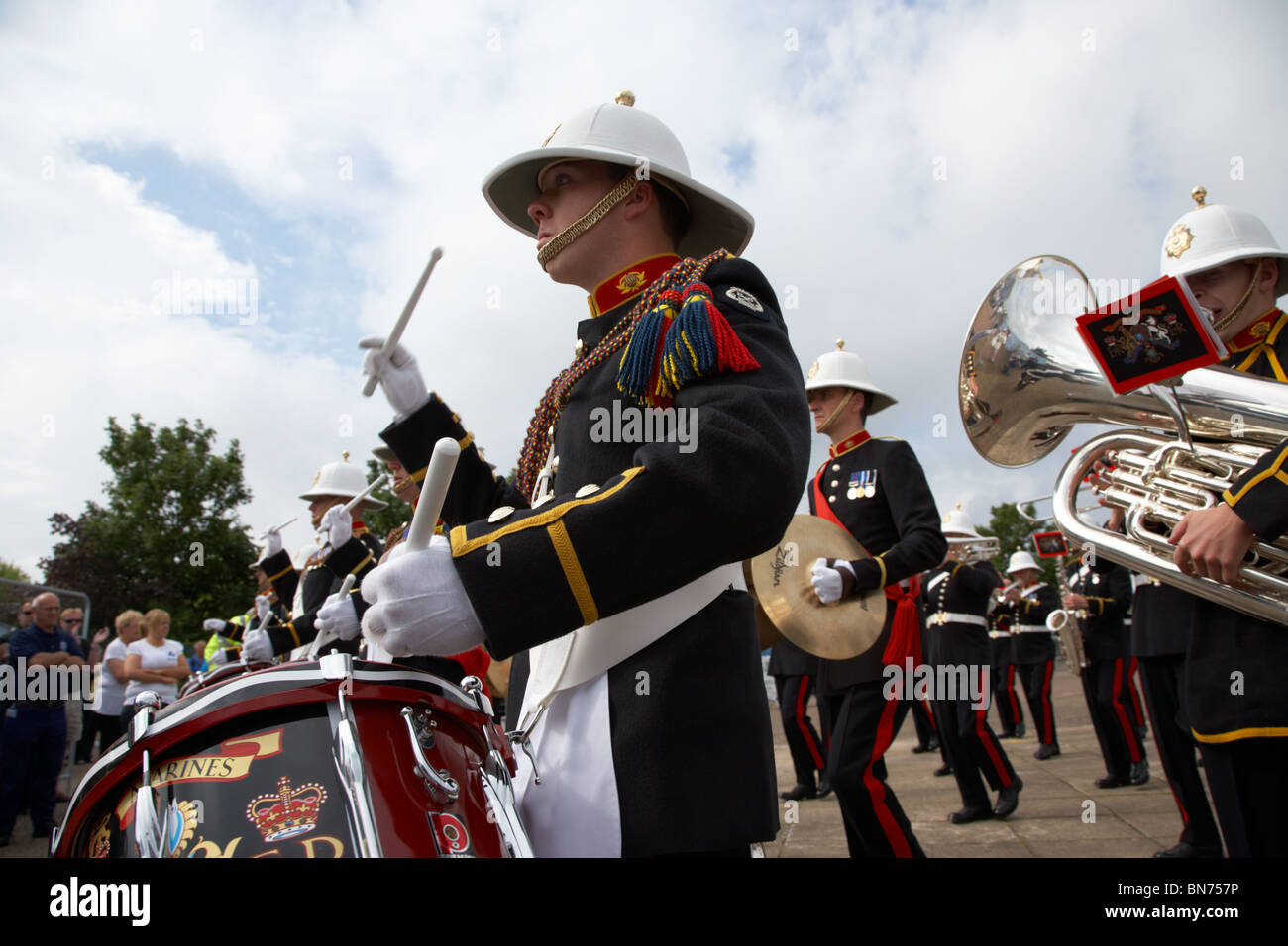 La banda della proteina antigenica HM Royal Marines Scozia a forze armate giorno 2010 in Bangor County Down Irlanda del Nord Foto Stock