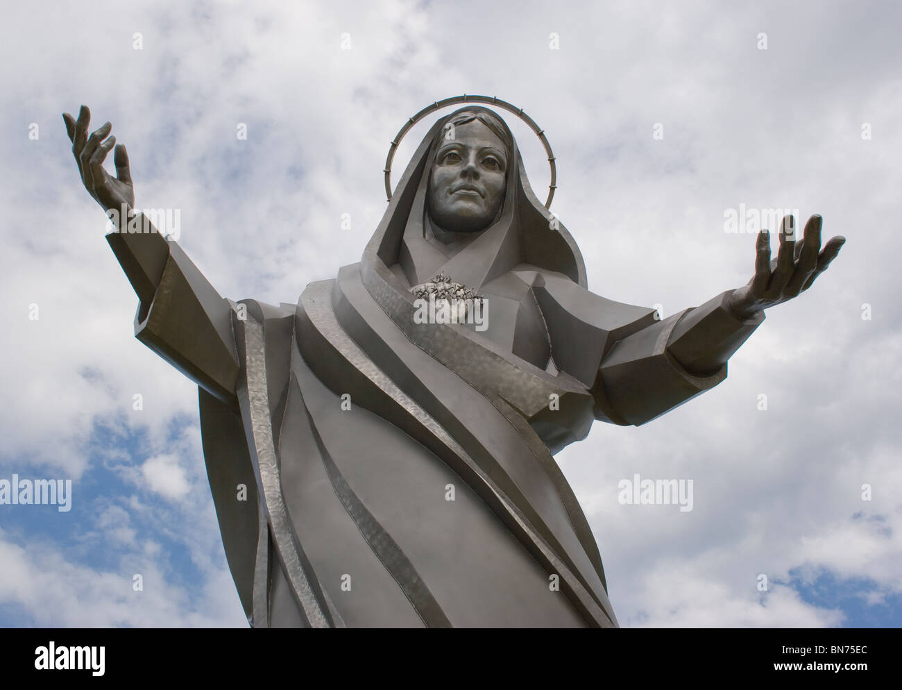 Statua in acciaio inossidabile della Vergine Maria a Sioux City, Iowa, un moderno punto di riferimento religioso che unisce arte e devozione spirituale. Foto Stock