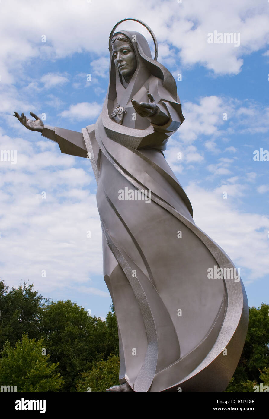 Statua in acciaio inossidabile della Vergine Maria a Sioux City, Iowa, un moderno punto di riferimento religioso che unisce arte e devozione spirituale. Foto Stock