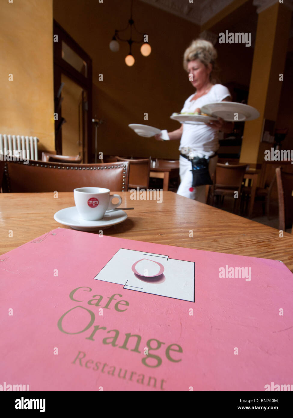 Interno di ebreo Cascer Café arancione in Scheunenviertel storico quartiere di Berlino Germania Foto Stock