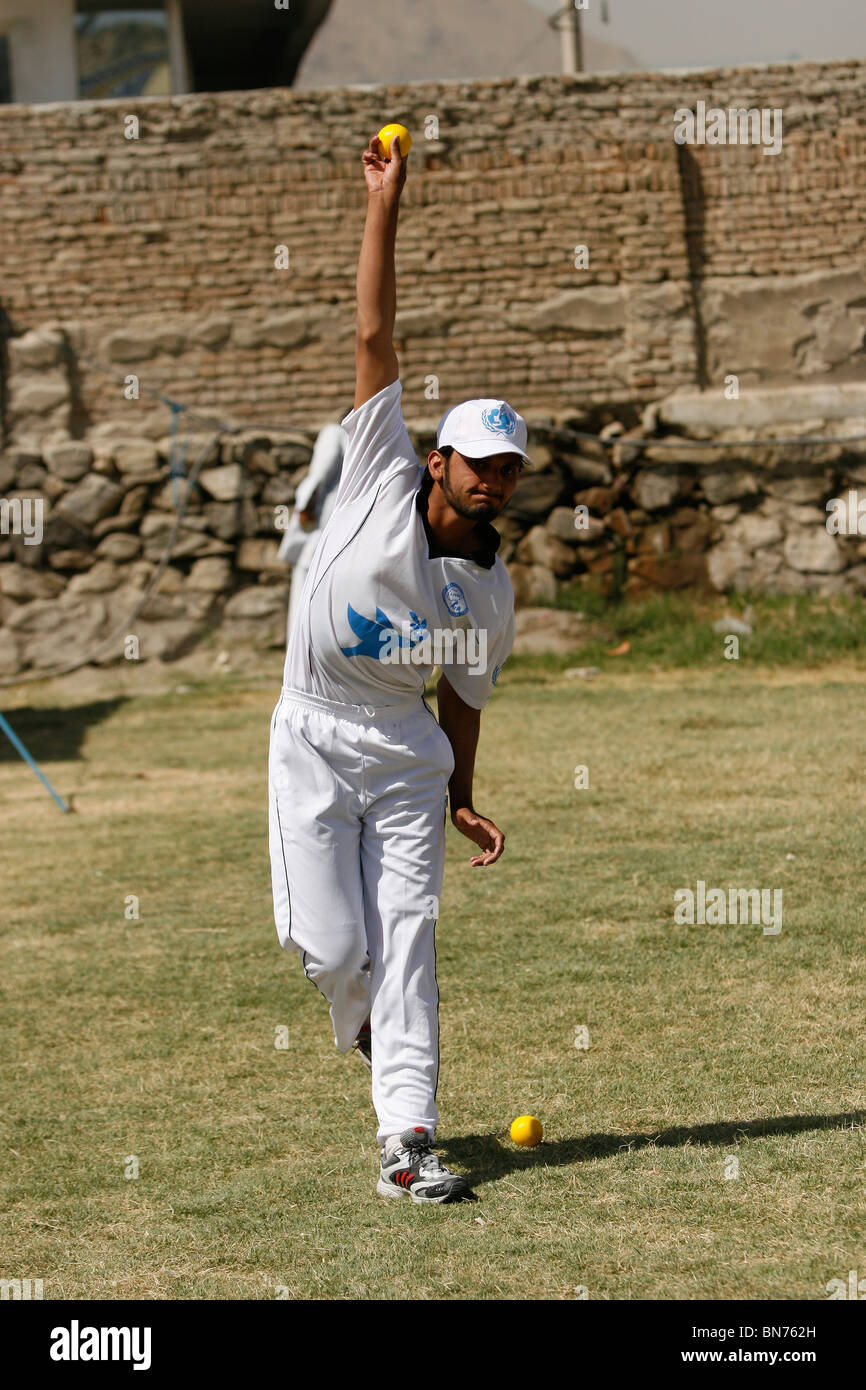 Ai bambini viene insegnato come giocare a cricket in Afghanistan Kabul Foto Stock