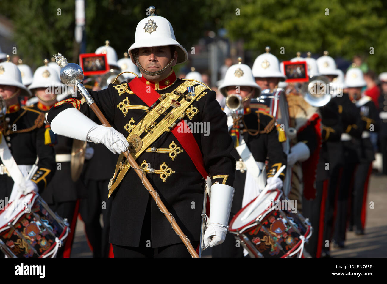 Grande tamburo band leader della band di HM Royal Marines Scozia eseguire beat ritiro a forze armate giorno 2010 Foto Stock