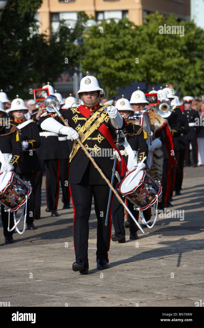 Grande tamburo band leader della band di HM Royal Marines Scozia eseguire beat ritiro a forze armate giorno 2010 Foto Stock