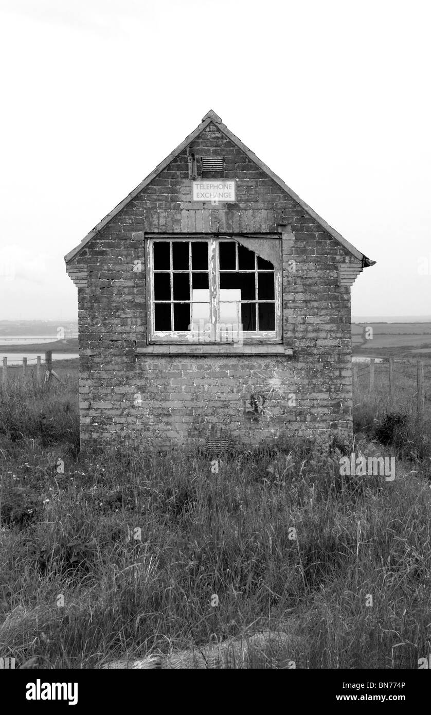Scambio telefonico edificio, abbandonata. Angolo, Pembrokeshire, West Wales Foto Stock