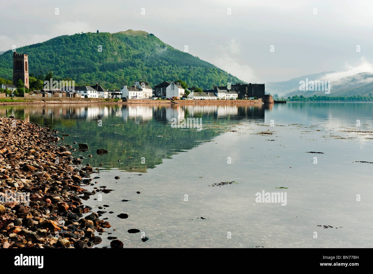 Guardando verso il basso Loch Fyne verso la città a Inveraray Foto Stock