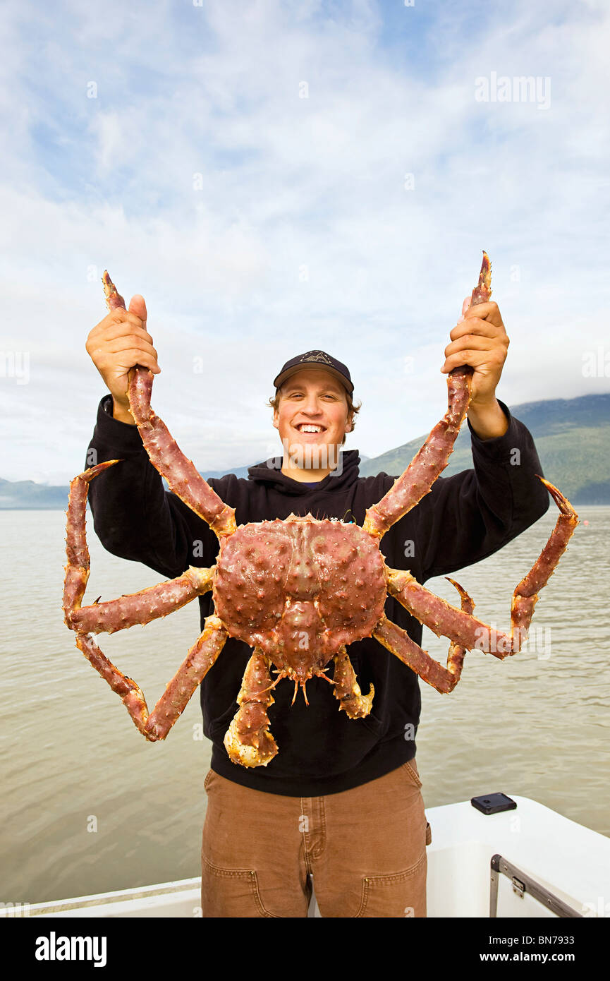 Un pescatore può contenere fino a sport catturati re granchio nella Berners Bay in Alaska Foto Stock